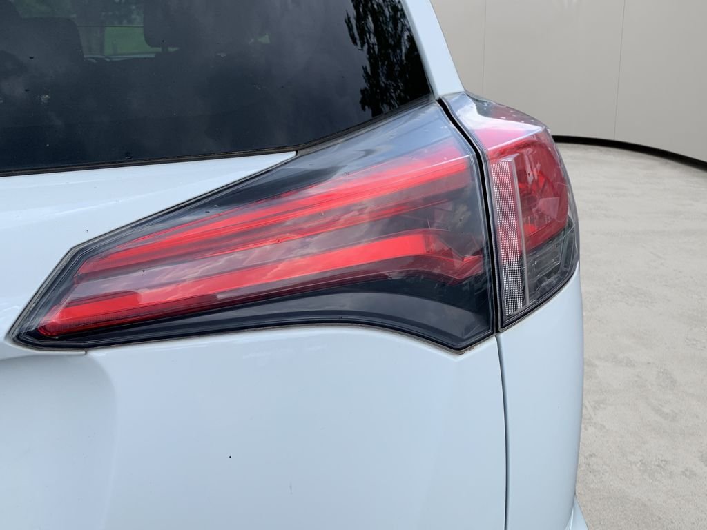 2017 Toyota RAV4 LE - Photo 44
