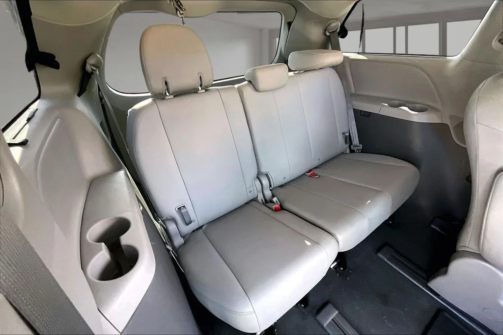 Used 2020 White Toyota XLE Premium image 25