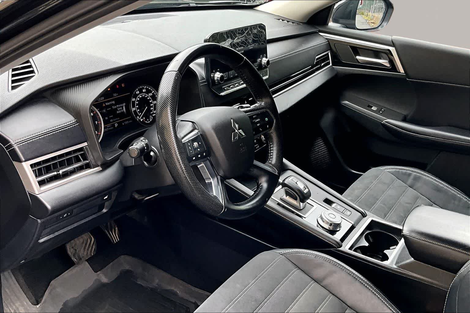 Used 2022 Black Diamond Mitsubishi SE image 18