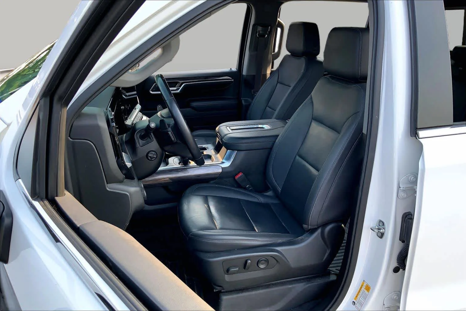 Used 2022 Summit White Chevrolet LTZ image 8