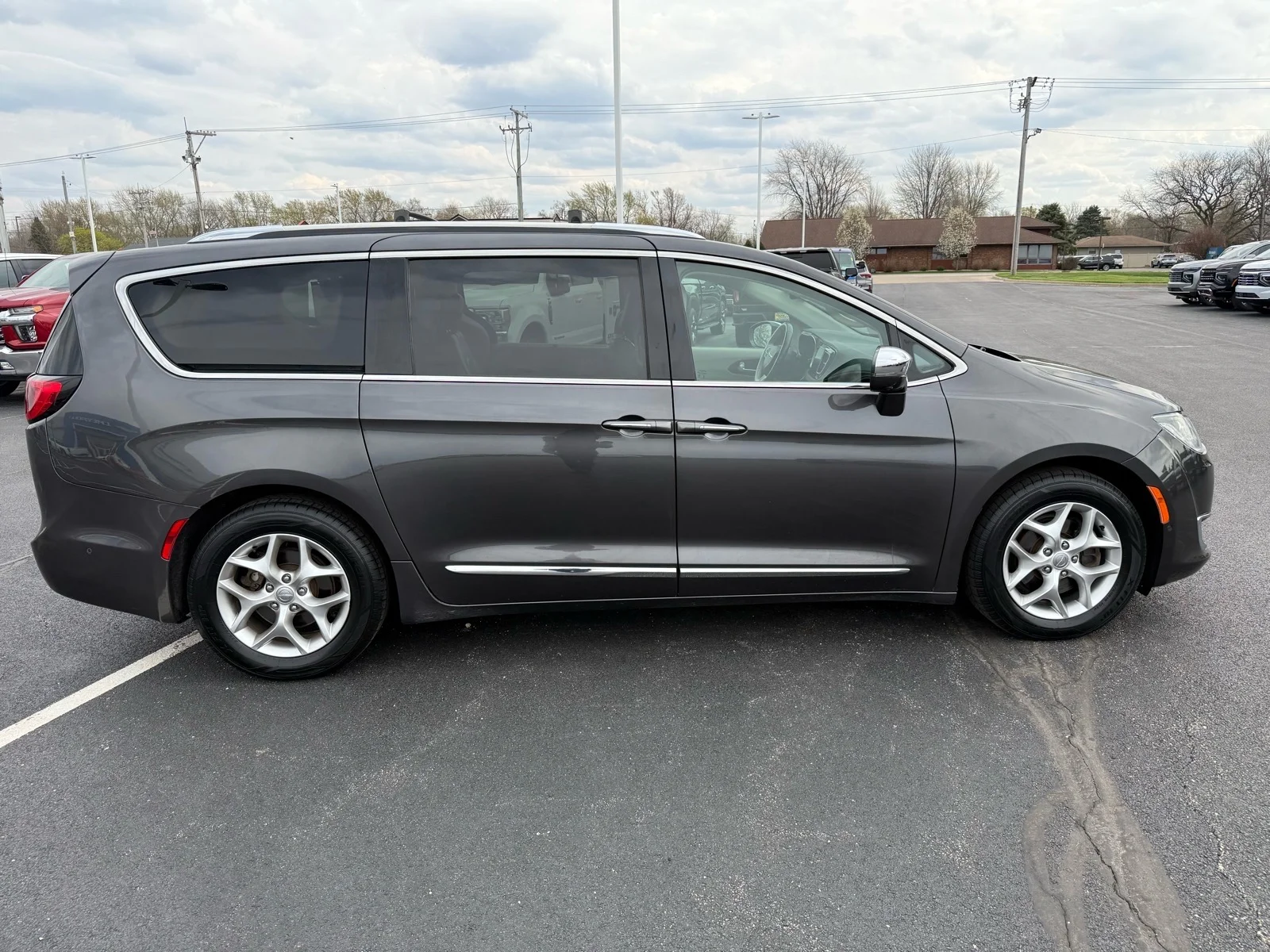 Used 2020  Chrysler Limited image 6