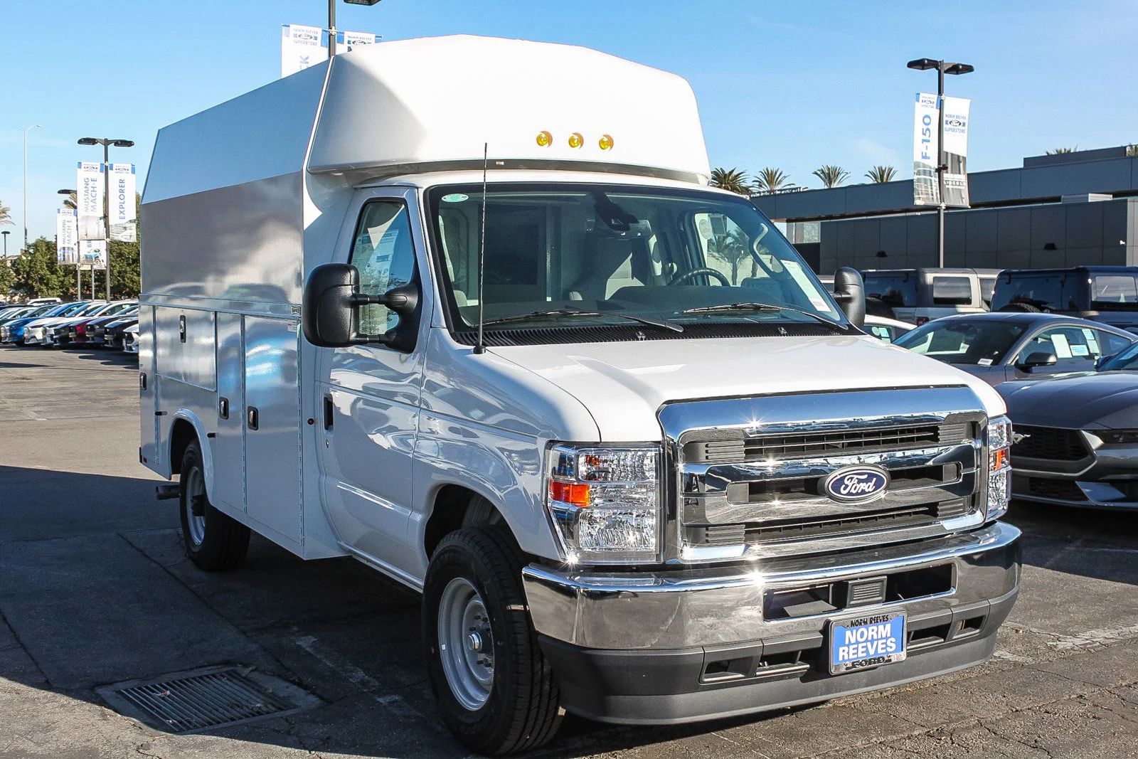 New 2026 Oxford White Ford E-350 SRW image 3