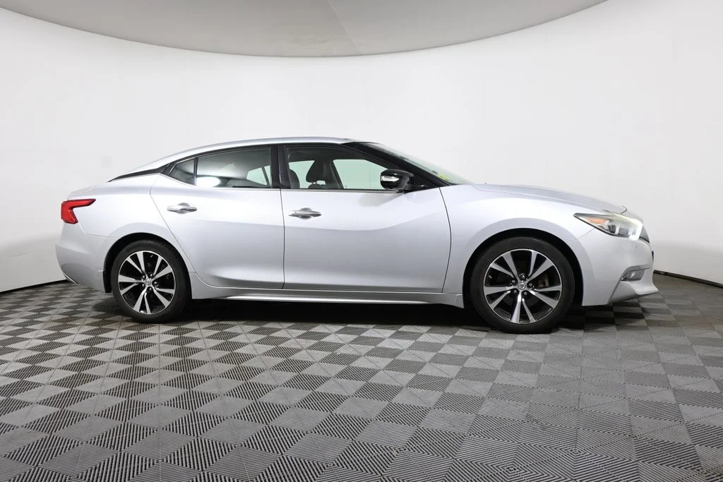 Used 2017 Silver Nissan Platinum image 8
