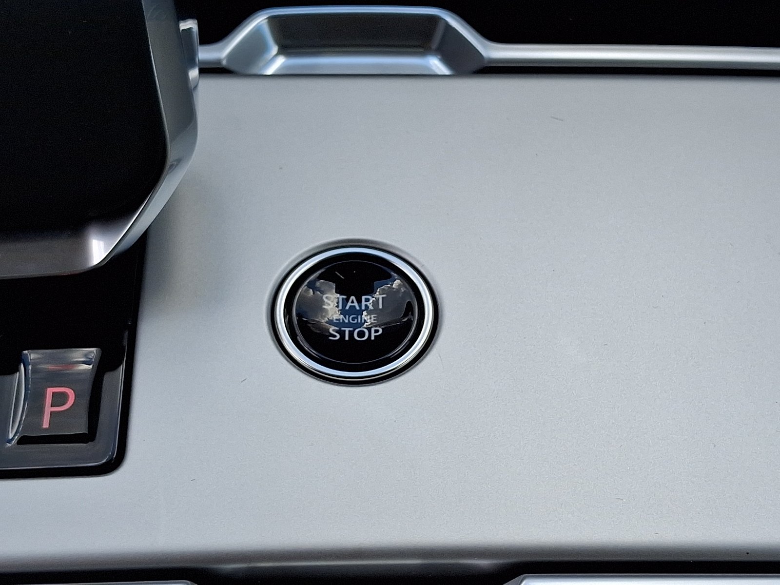 New 2026 Ostuni Pearl White Land Rover P400 SE image 20