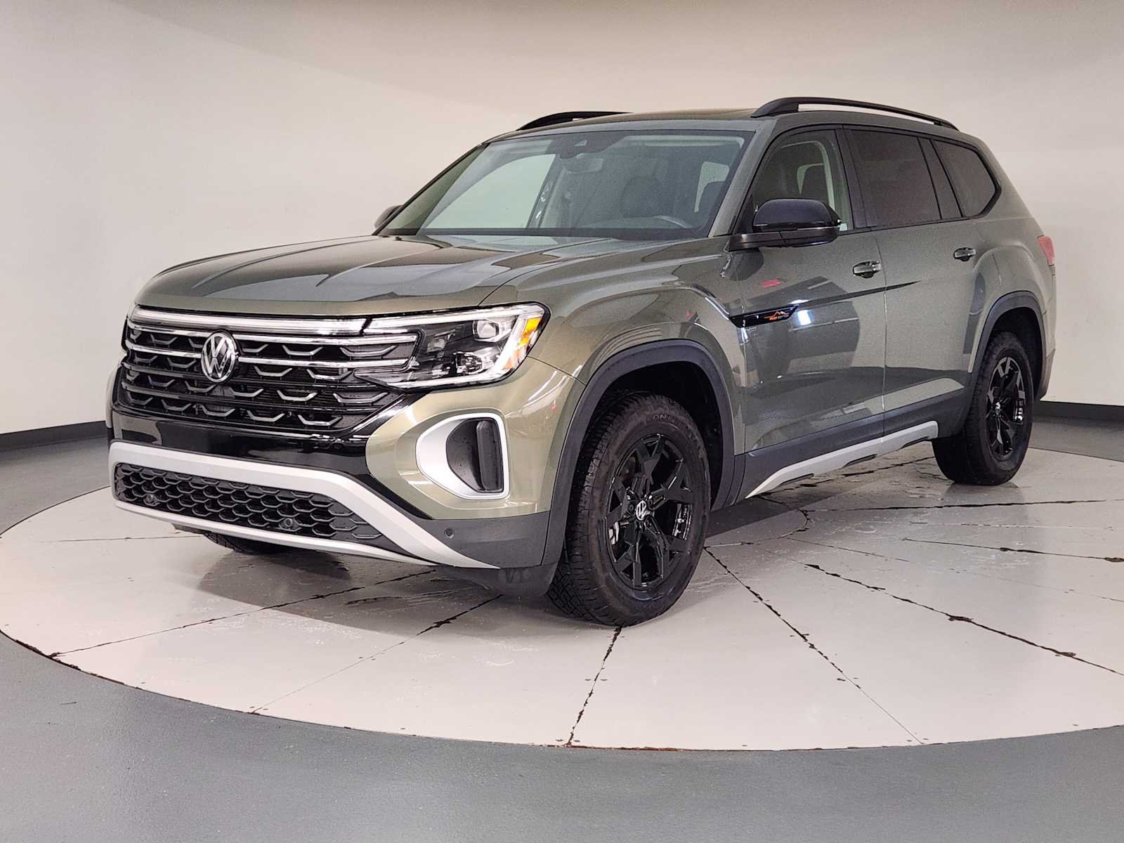 Pre-Owned 2024 Volkswagen Atlas 2.0T Peak Edition SE w/Technology
