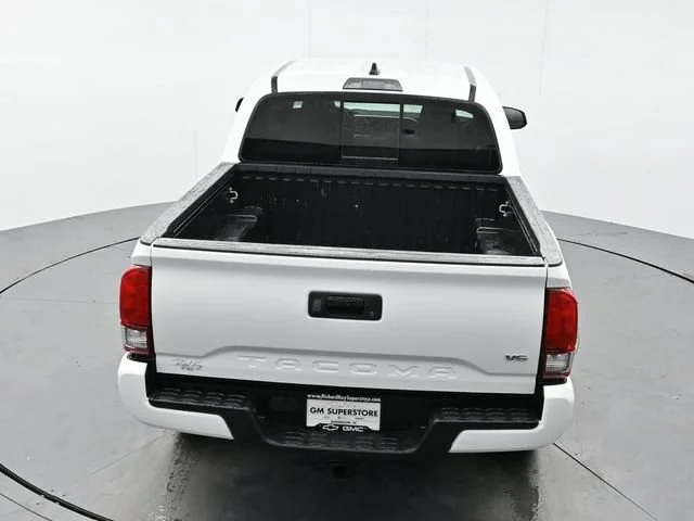 Used 2022 White Toyota SR5 image 33