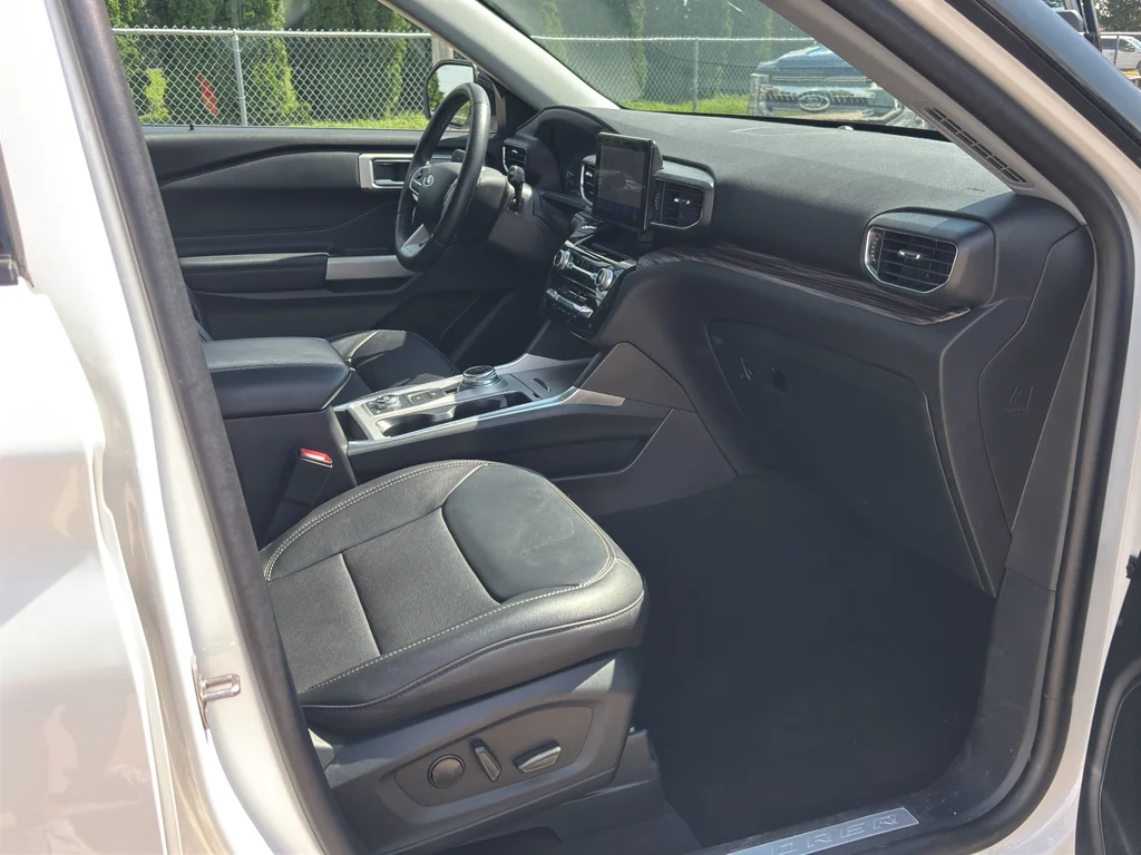 Used 2024 Star White Ford Limited image 11