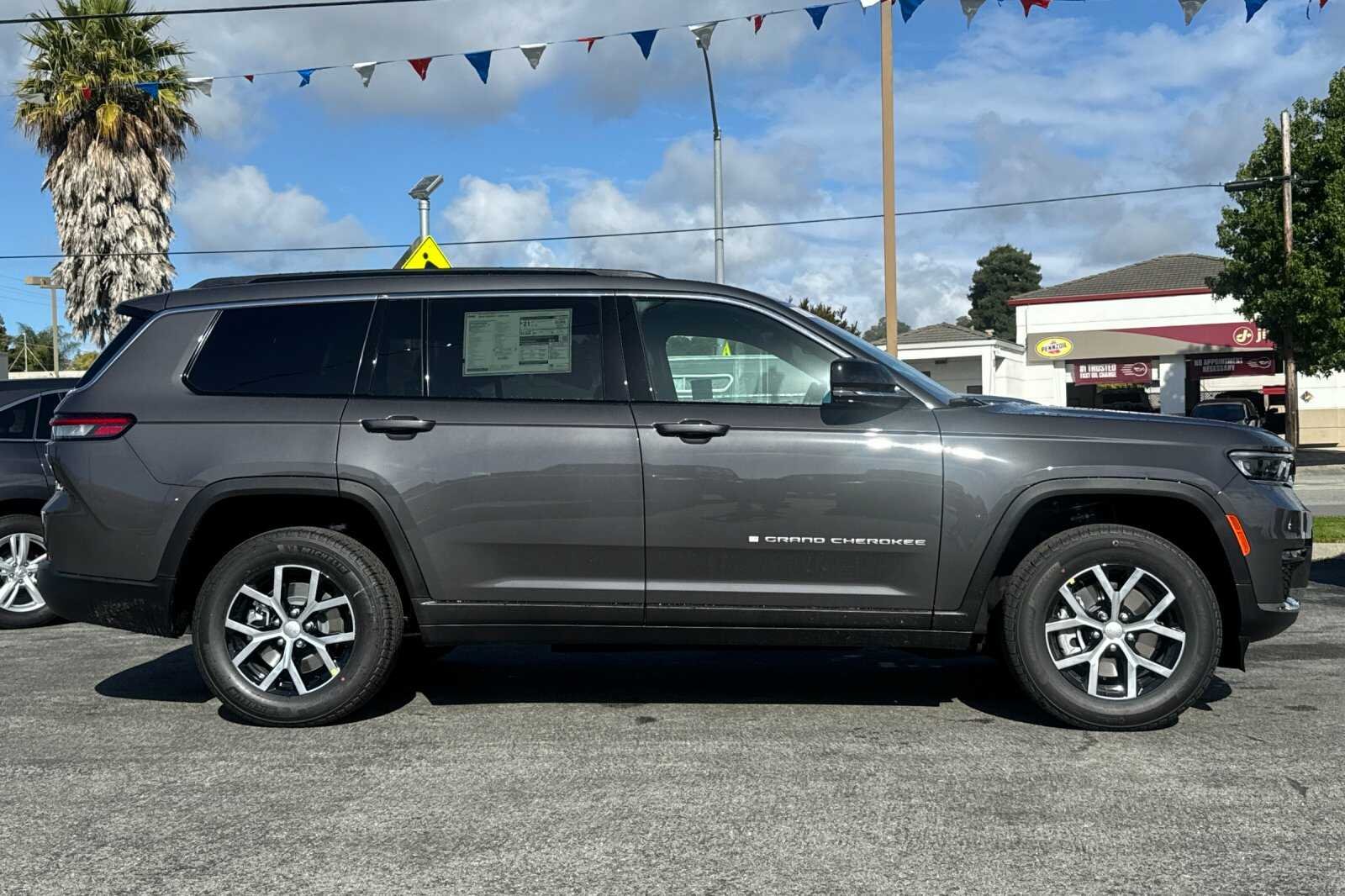 New 2025 Baltic Gray Metallic Clear-Coat Exterior Paint Jeep Limited image 3