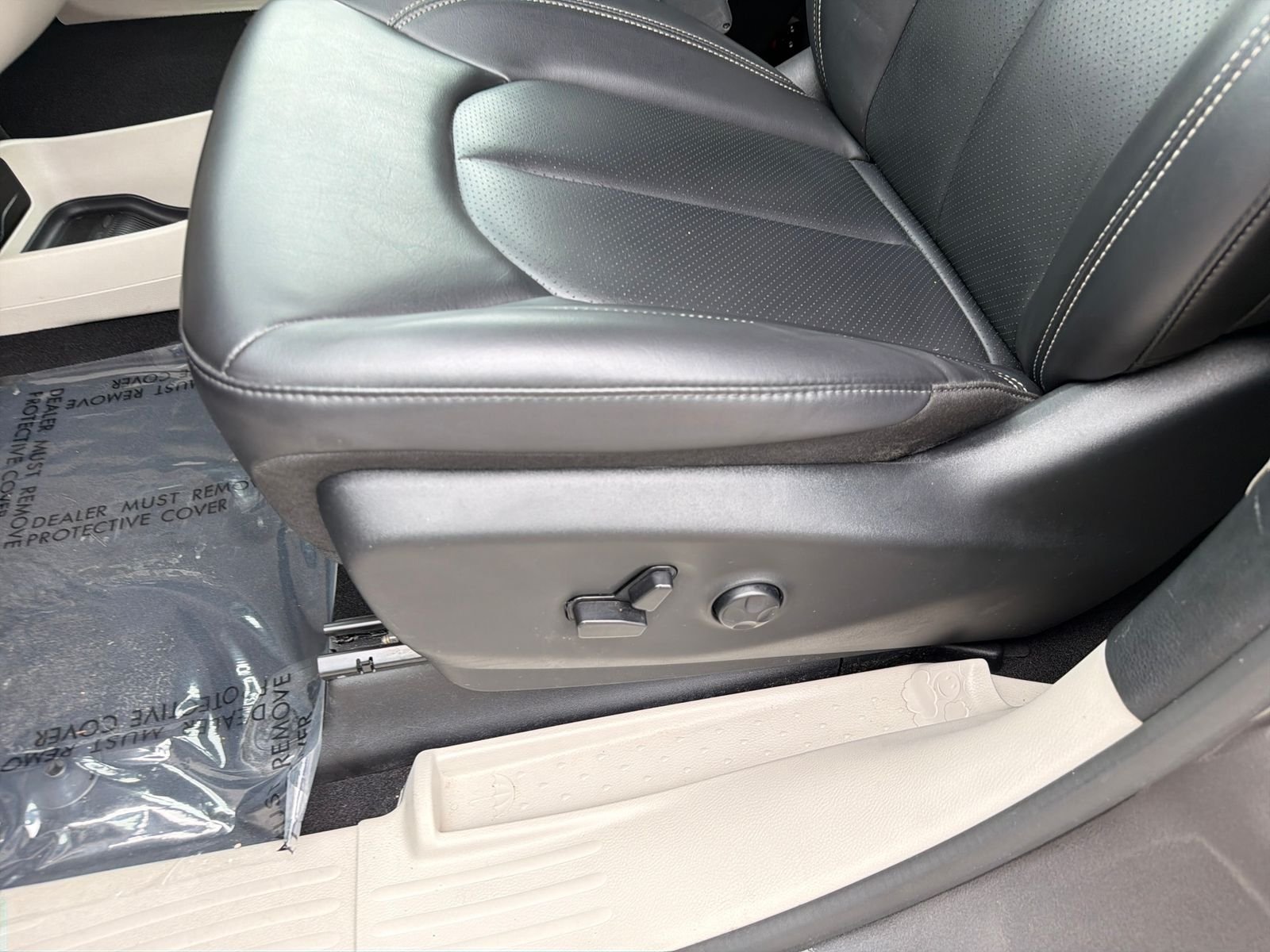 Used 2023 Crystal Metallic Chrysler Touring L image 30