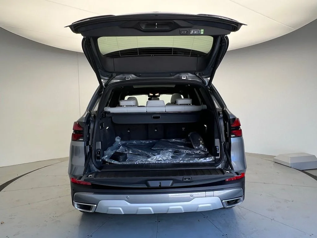New 2026 Skyscraper Grey Metallic BMW xDrive40i image 5