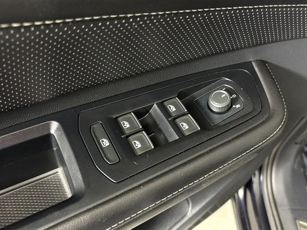 Used 2025 Black Volkswagen 2.0T SE w/Technology image 16