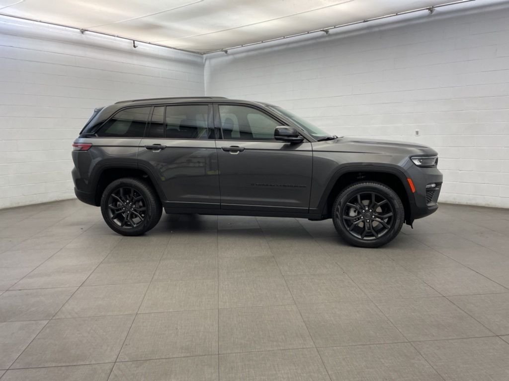 New 2025 Baltic Gray Metallic Clear-Coat Exterior Paint Jeep Limited image 2