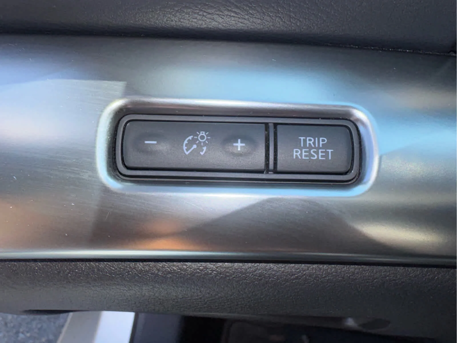 Used 2017 Brilliant Silver Nissan SR image 13