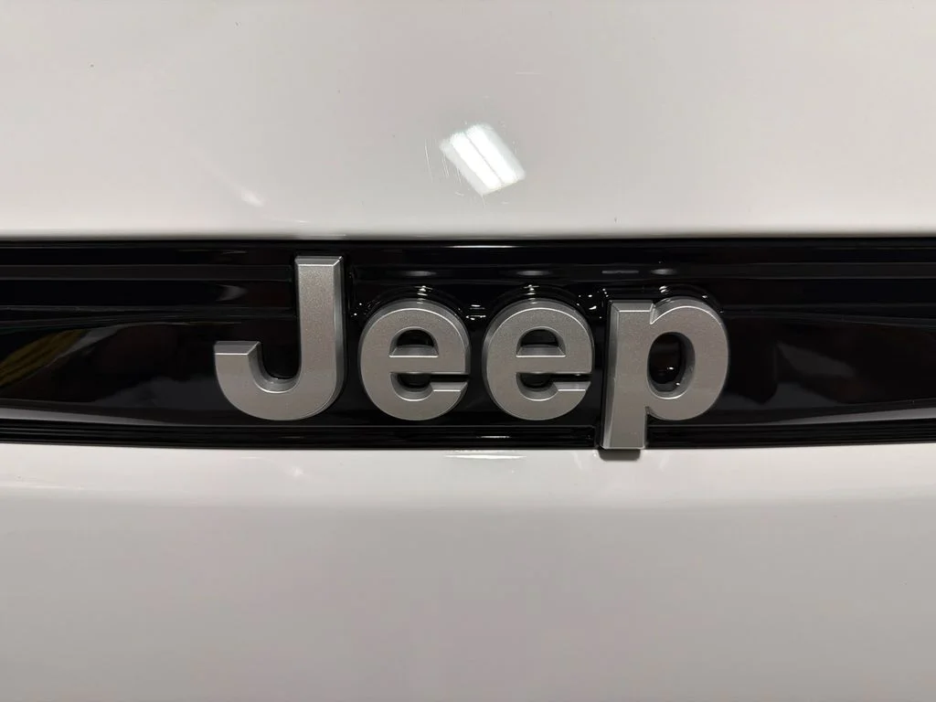 New 2026 Bright White Clear-Coat Exterior Paint Jeep Laredo X image 8