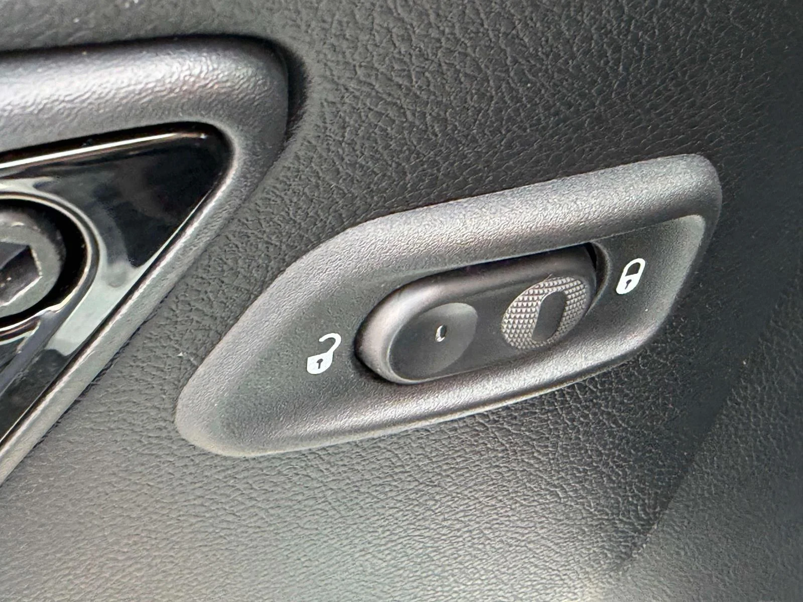 Used 2015 Bright White Clearcoat Jeep Altitude image 25