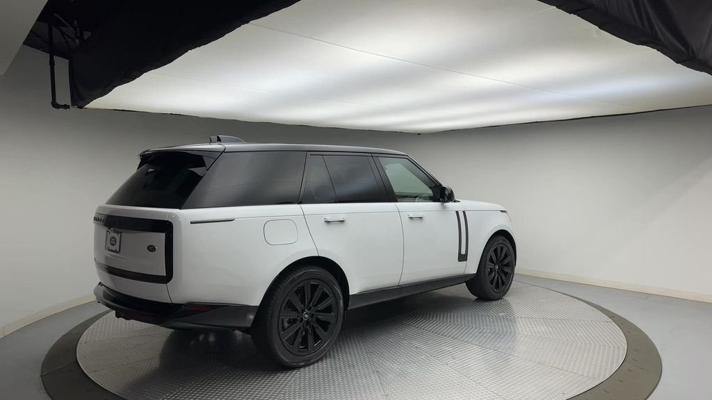 Used 2023  Land Rover SE image 8