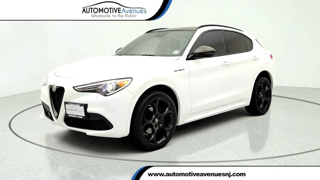 2023 Alfa Romeo Stelvio Estrema AWD's photo