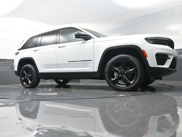 Used 2025 White Jeep Altitude X image 46