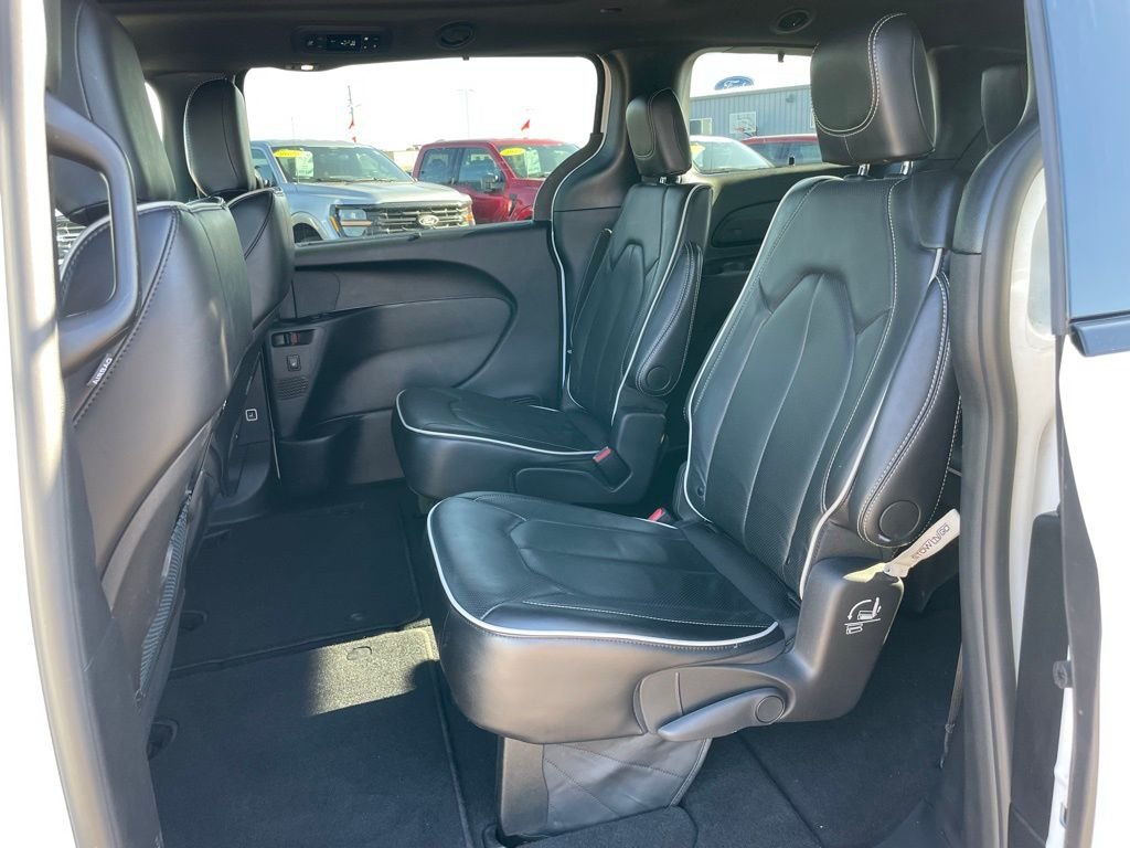Used 2025 White Chrysler Limited image 8