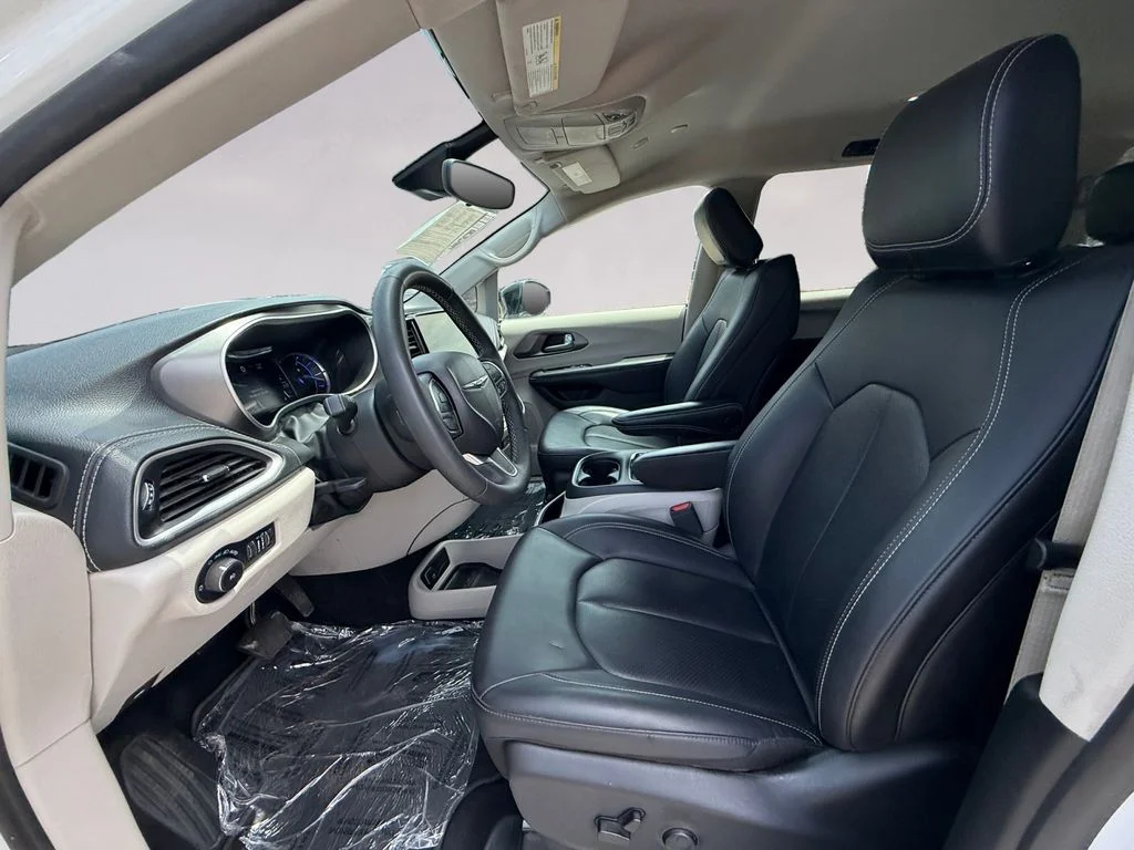 Used 2024 White Chrysler Select image 10