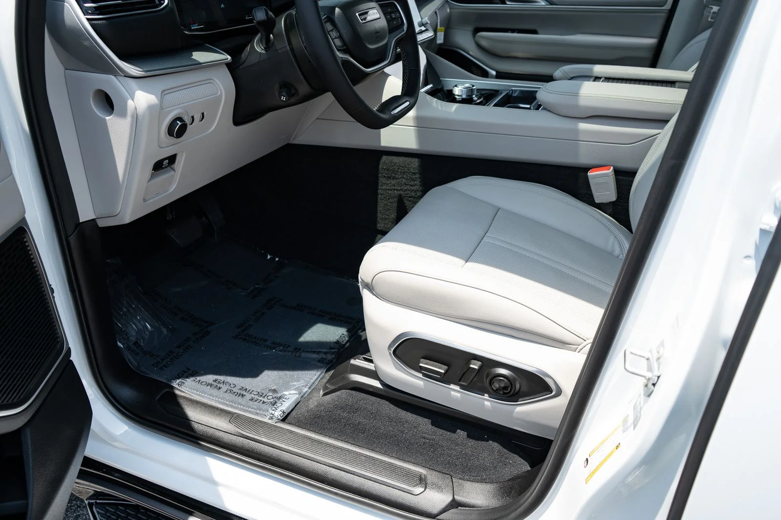 New 2026 Bright White Clear-Coat Exterior Paint Jeep  image 18