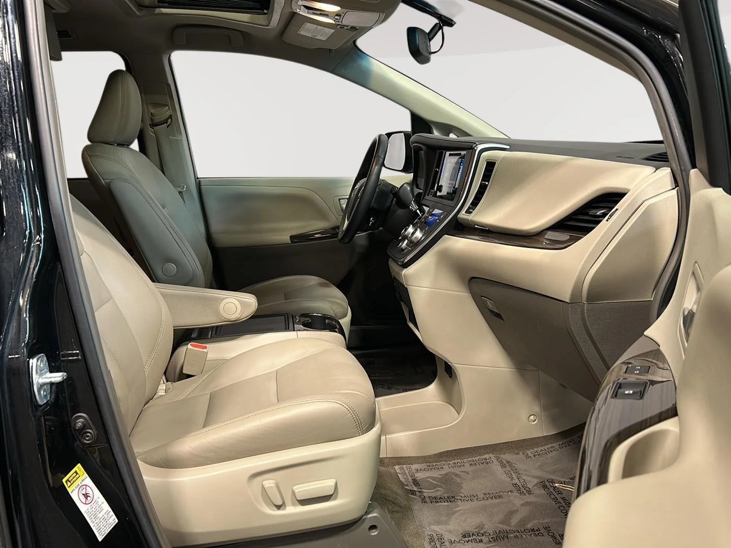 Used 2017 Midnight Black Metallic Toyota XLE Premium image 17