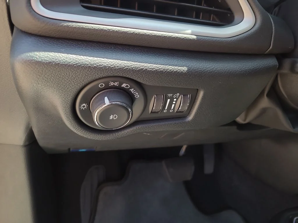 Used 2026 White Chrysler Select image 22