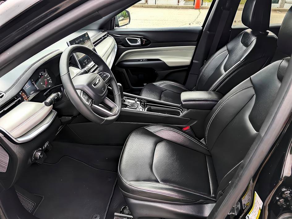 Used 2025 Diamond Black Crystal Pearlcoat Jeep Limited image 40