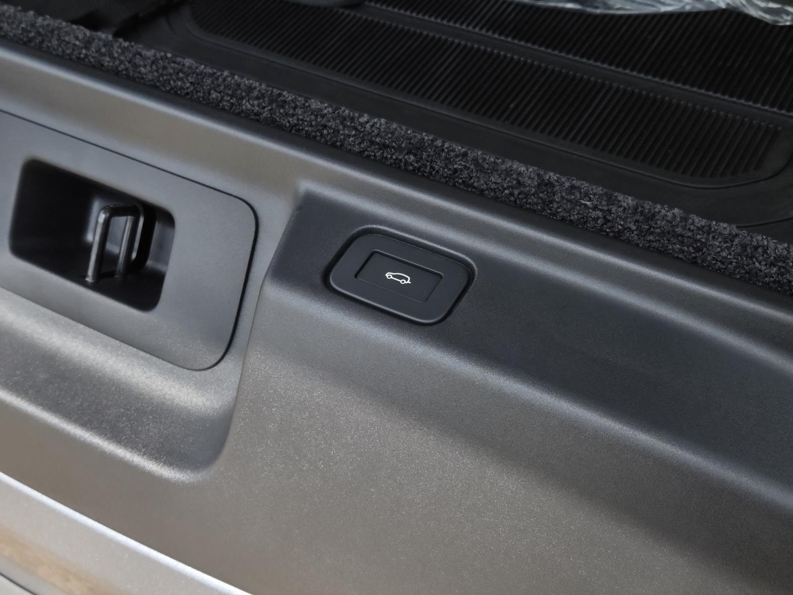 New 2026 Eiger Grey Land Rover SE image 10