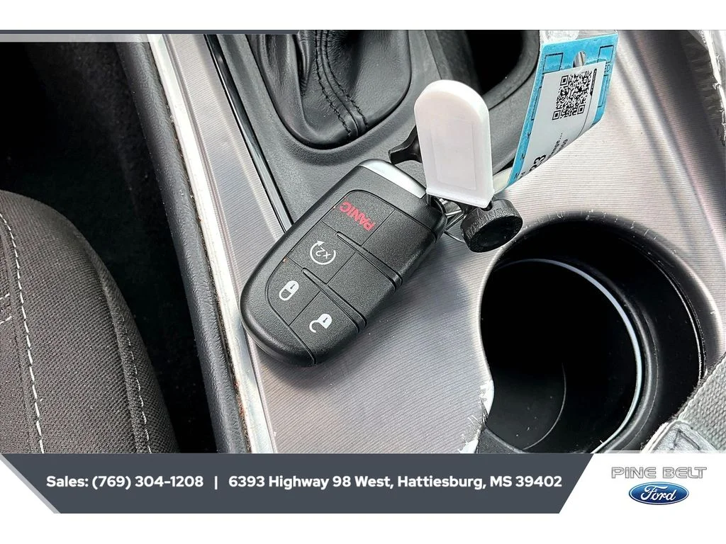 Used 2020 Pitch Black Clearcoat Dodge SXT image 9