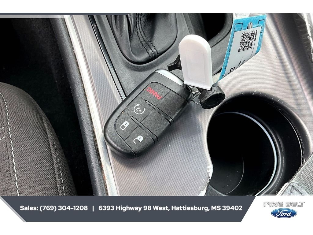 Used 2020 Pitch Black Clearcoat Dodge SXT image 9