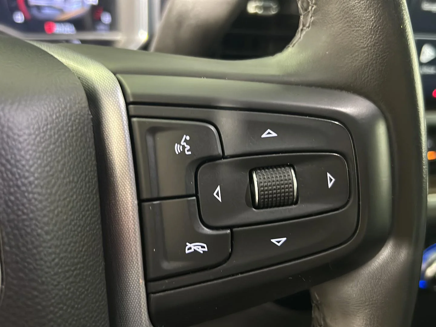 Used 2024 Summit White GMC Elevation image 20