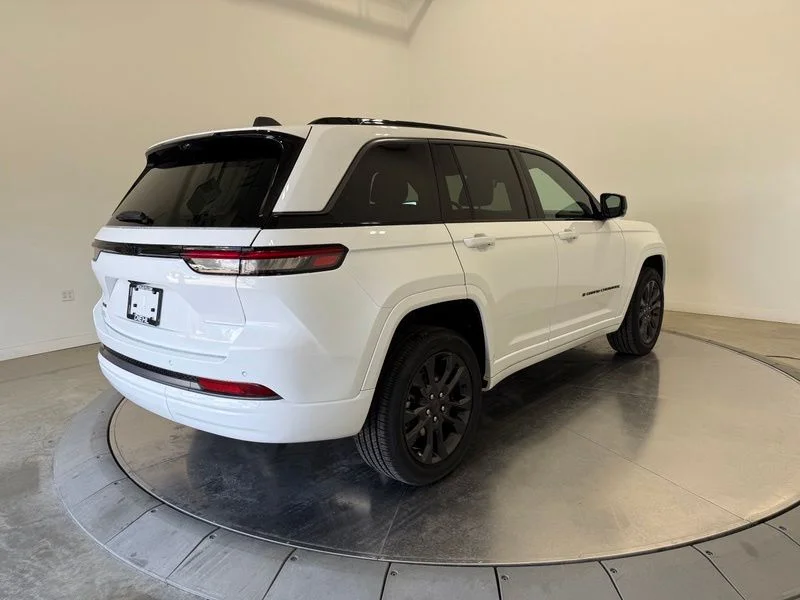 New 2026 Bright White Clear-Coat Exterior Paint Jeep Limited Reserve image 7
