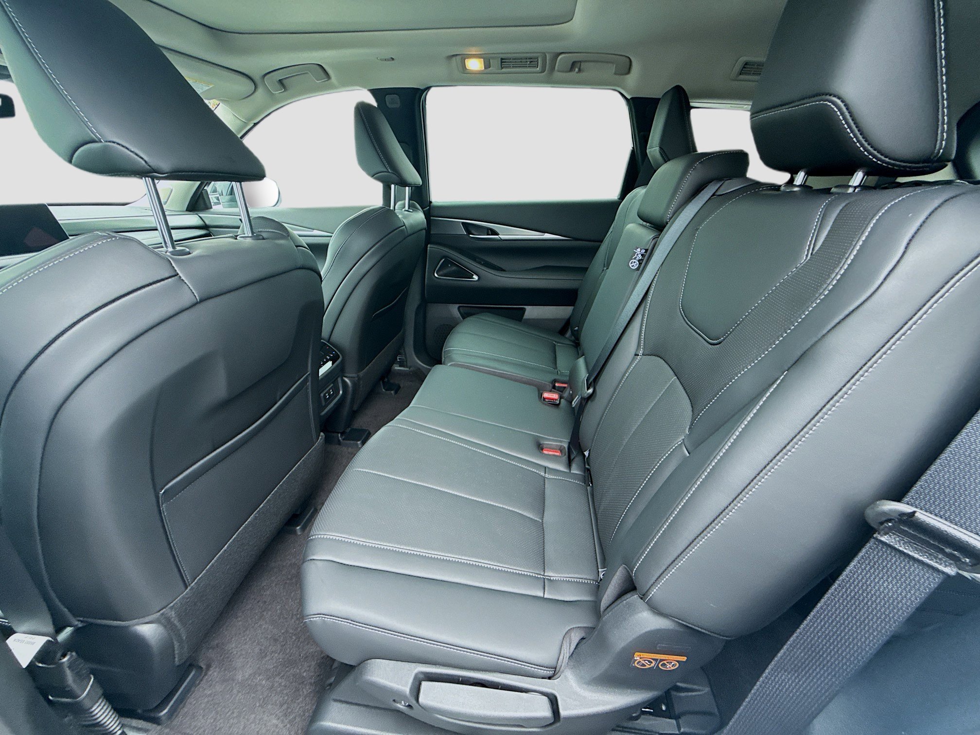New 2027 RADIANT WHITE INFINITI Luxe FWD image 19