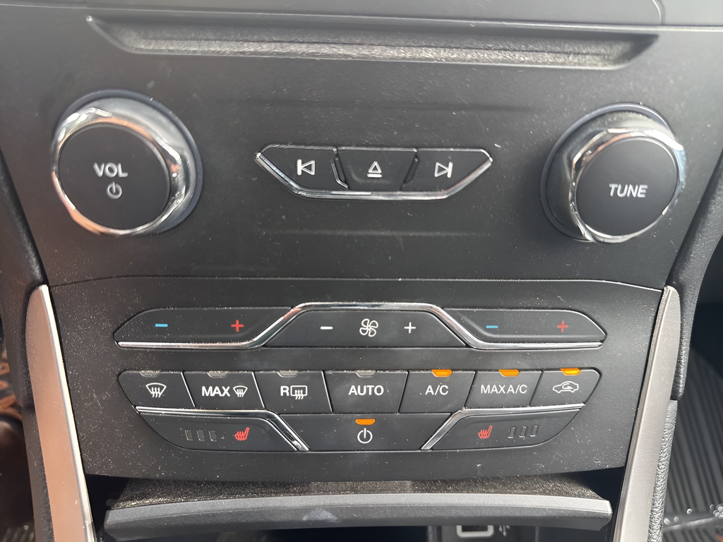 Used 2018 Silver Ford SEL image 29