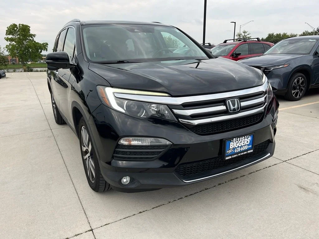 Used 2017  Honda Touring image 2