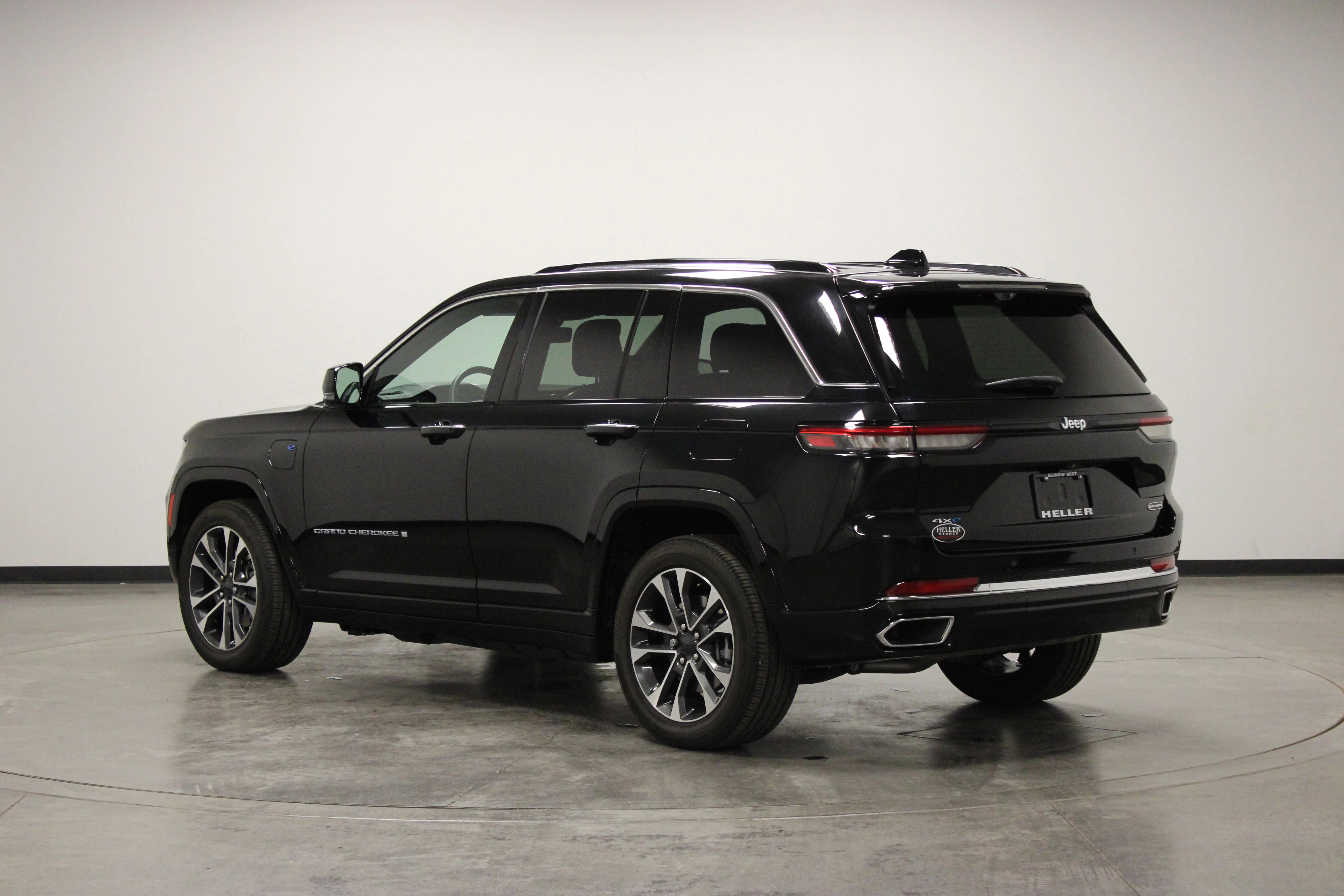 Used 2023 Diamond Black Crystal Pearlcoat Jeep Overland 4xe image 6