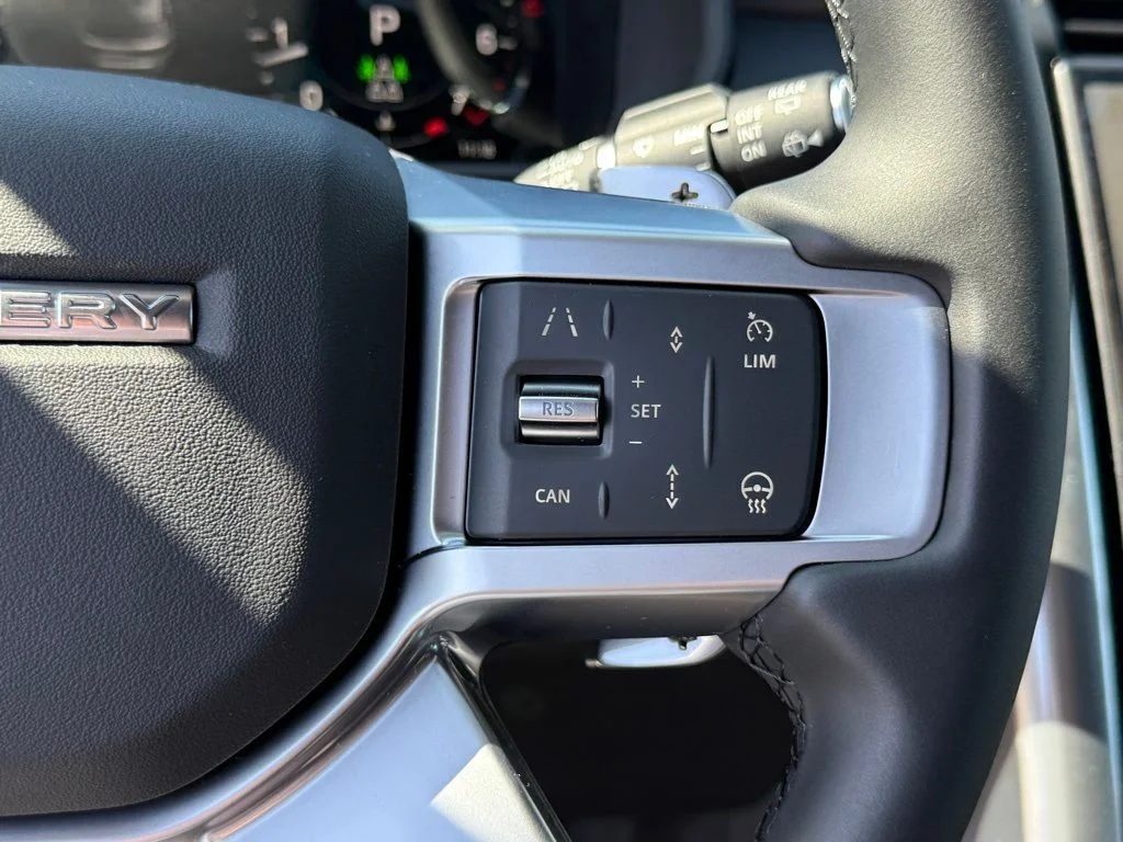 Used 2025 Black Land Rover Dynamic SE image 18