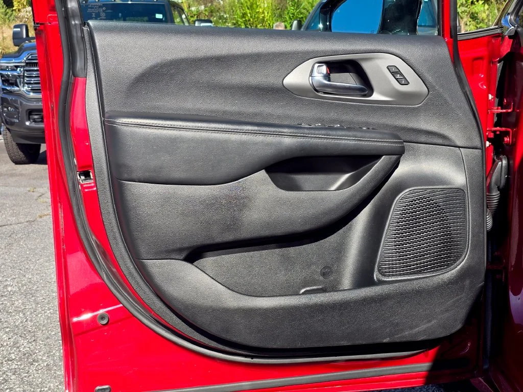Used 2025 Red Chrysler Select image 43