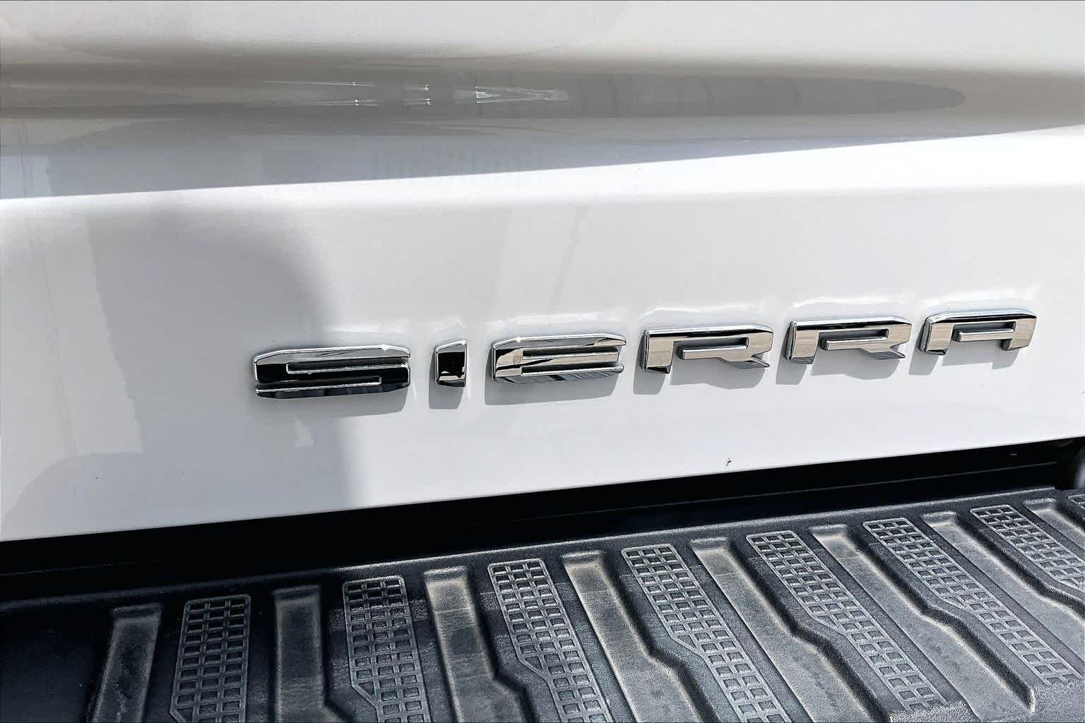 Used 2023 White Frost Tricoat GMC Denali Ultimate image 10