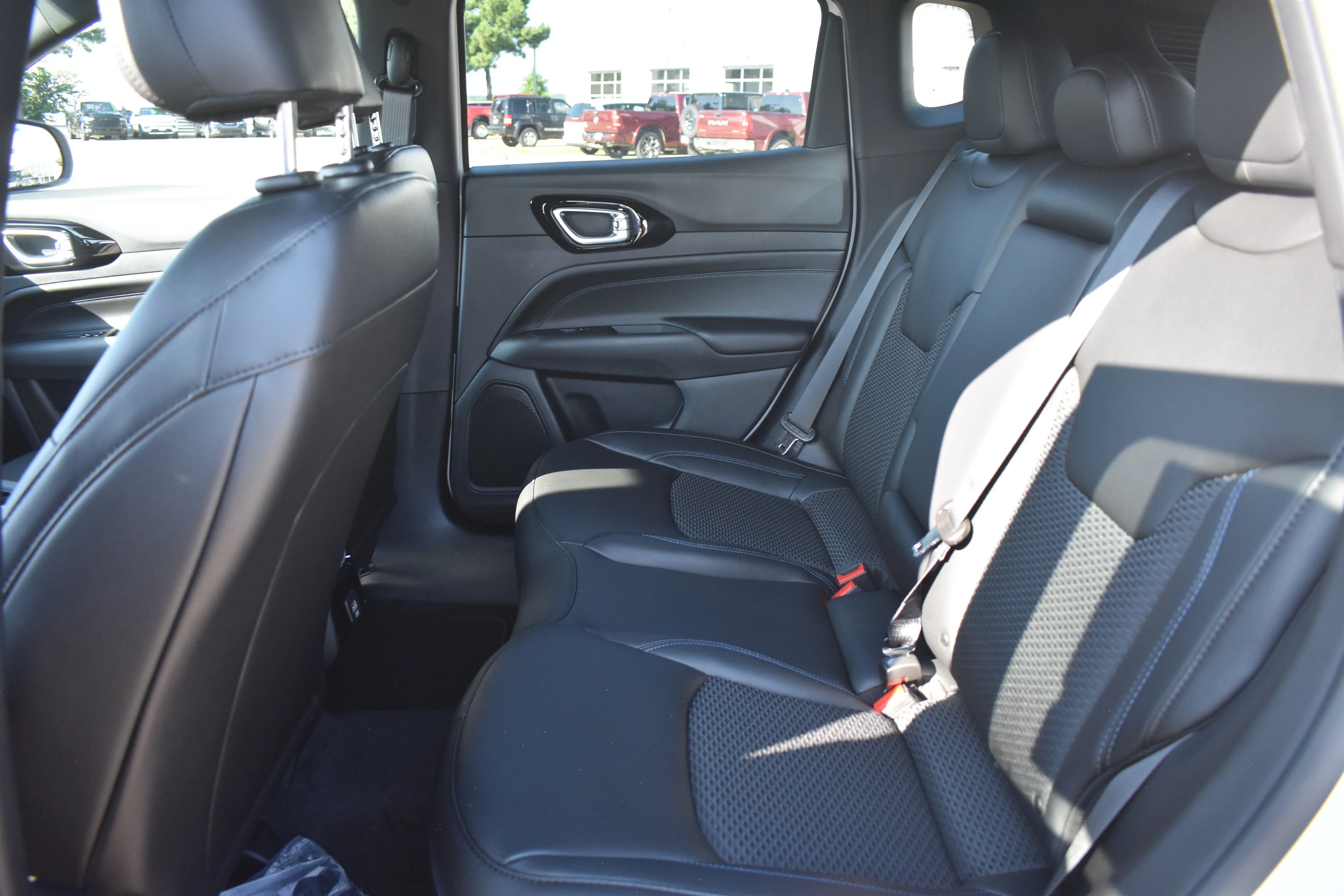 New 2026 Bright White Clearcoat Jeep Latitude Altitude image 14