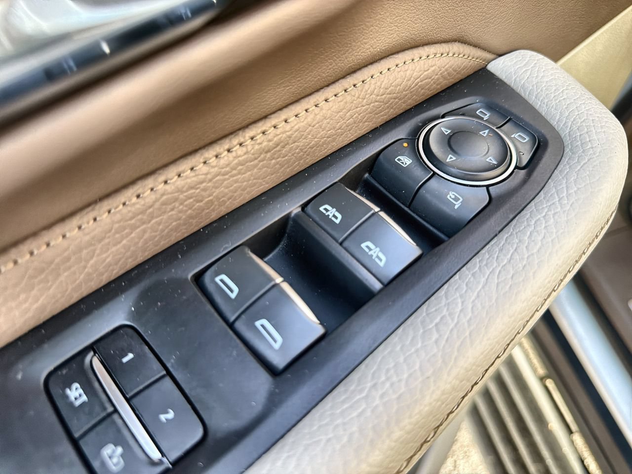 Used 2023 WHITE FROST TRICOAT GMC Denali image 19