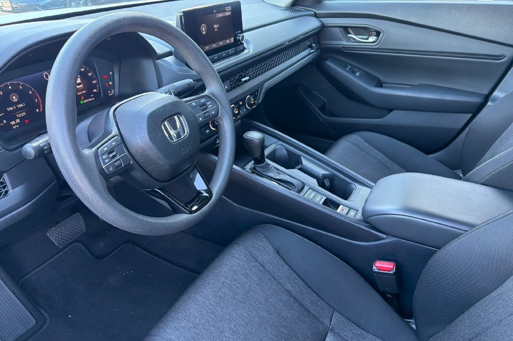 Used 2025 Platinum White Pearl Honda SE image 12