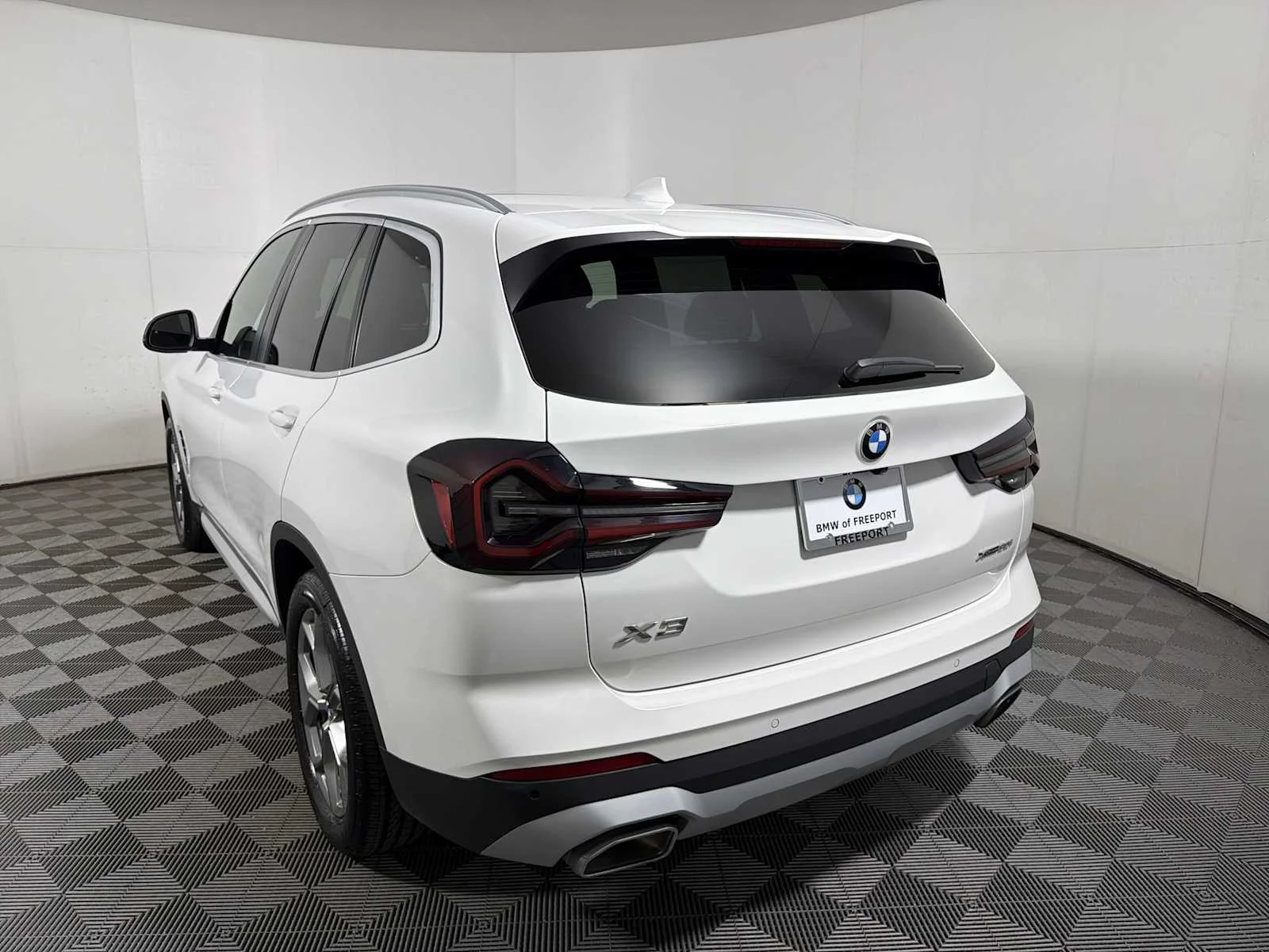 Used 2023 Alpine White BMW xDrive30i image 9