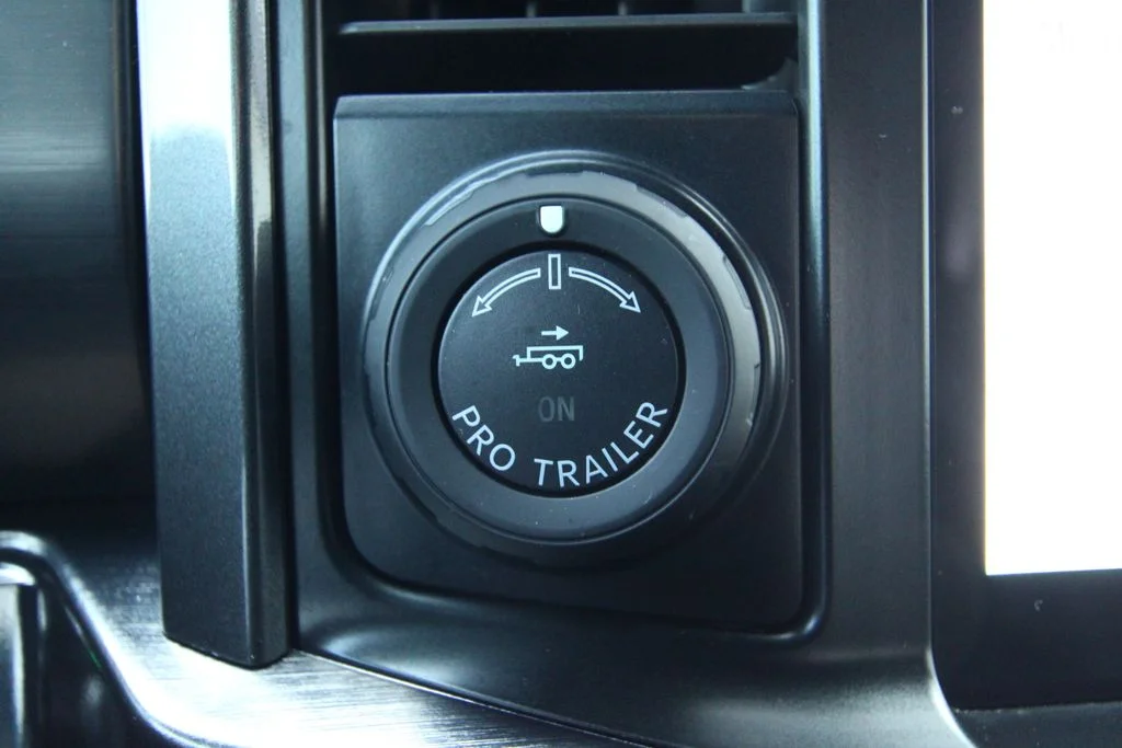 Used 2023  Ford Lariat image 30