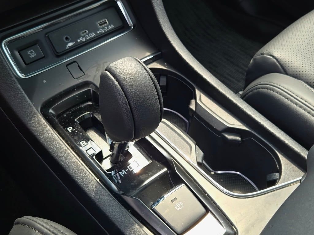 Used 2025 White Subaru Onyx Edition Touring image 33