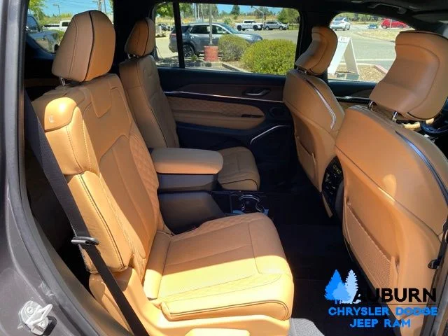Used 2025 Gray Jeep Summit image 19