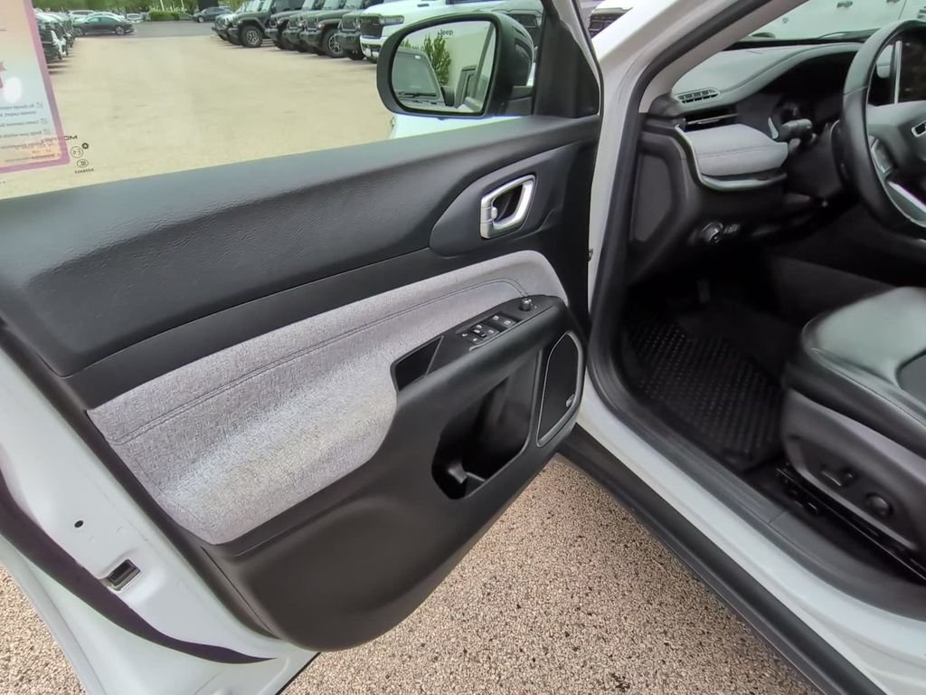 Used 2022 White Jeep Latitude image 17