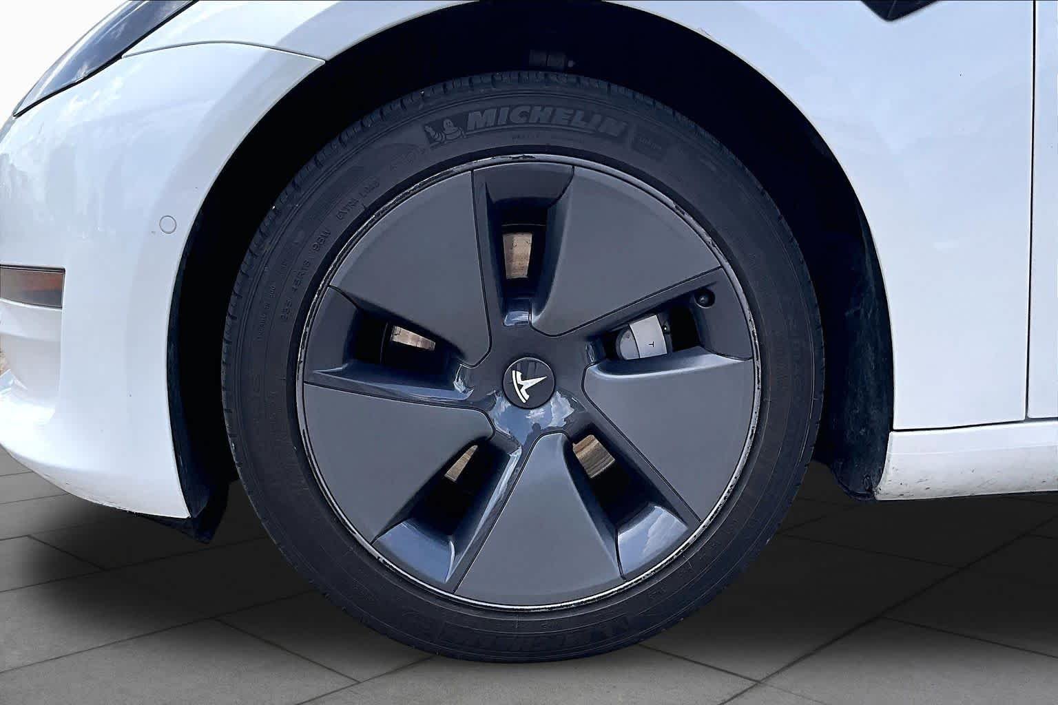 Used 2022 Pearl White Multi-Coat Tesla  image 9
