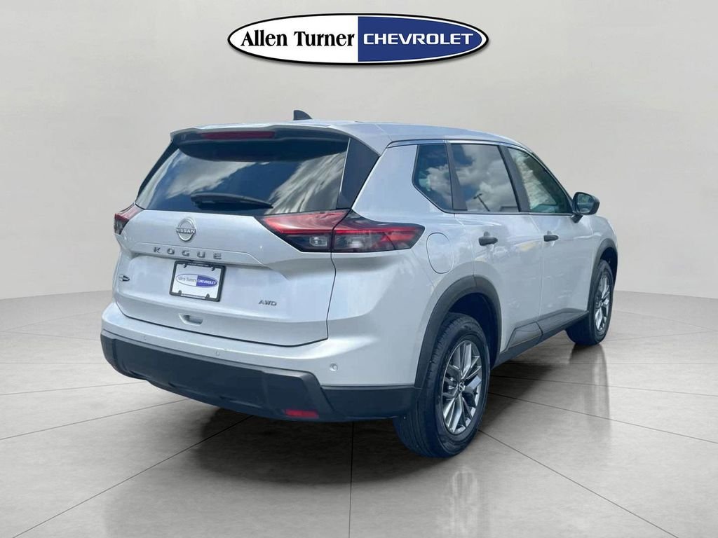 Used 2024 Silver Nissan S image 4